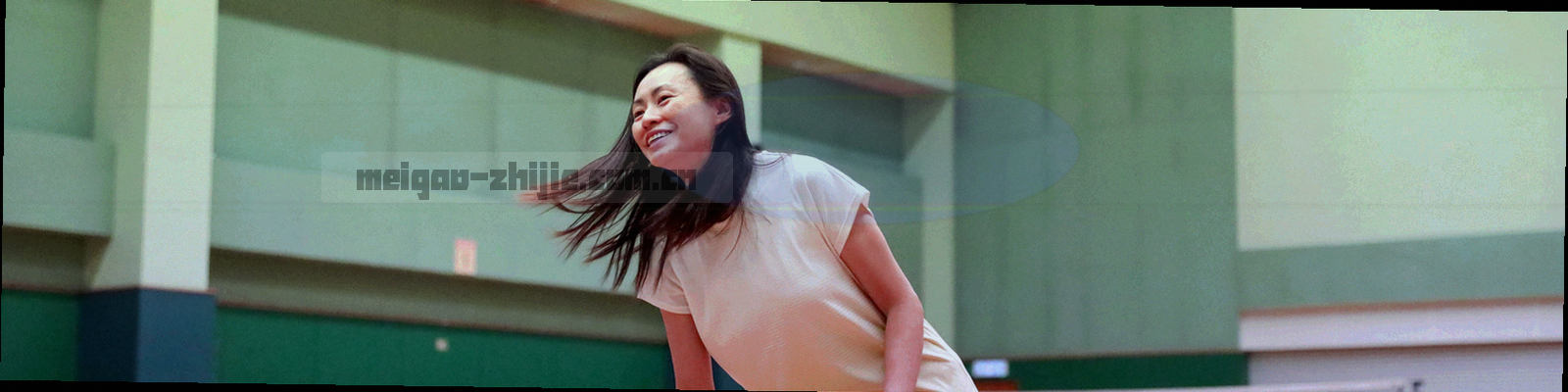 由山脊折线与横向色带构成的抽象边界纹理，用来示意栏目内容的使用范围
